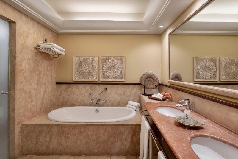 Superior Room with Lateral Ocean View (2 Adults + 1 Child) image 2