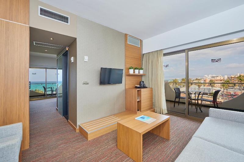Junior Suite with Balcony and Sea View image 3