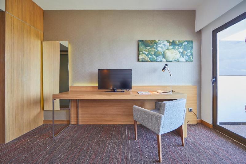 Junior Suite with Balcony and Sea View image 2
