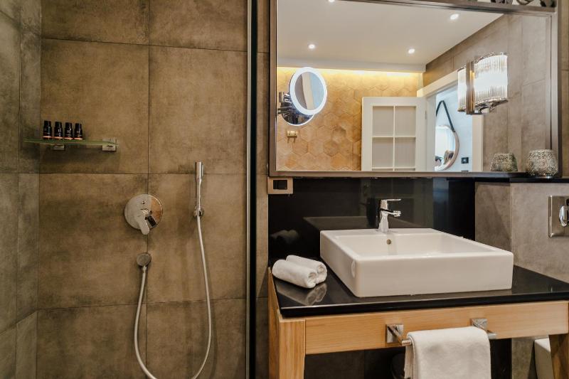 Deluxe Double Room with Sea View image 4