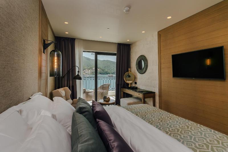 Deluxe Double Room with Sea View image 3