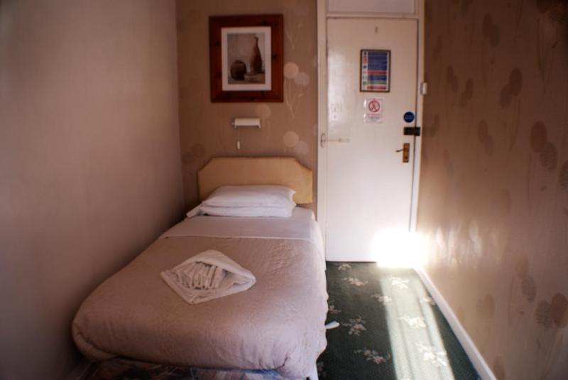 Single Room image 3