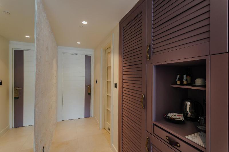 Deluxe Double Room with Sea View image 2
