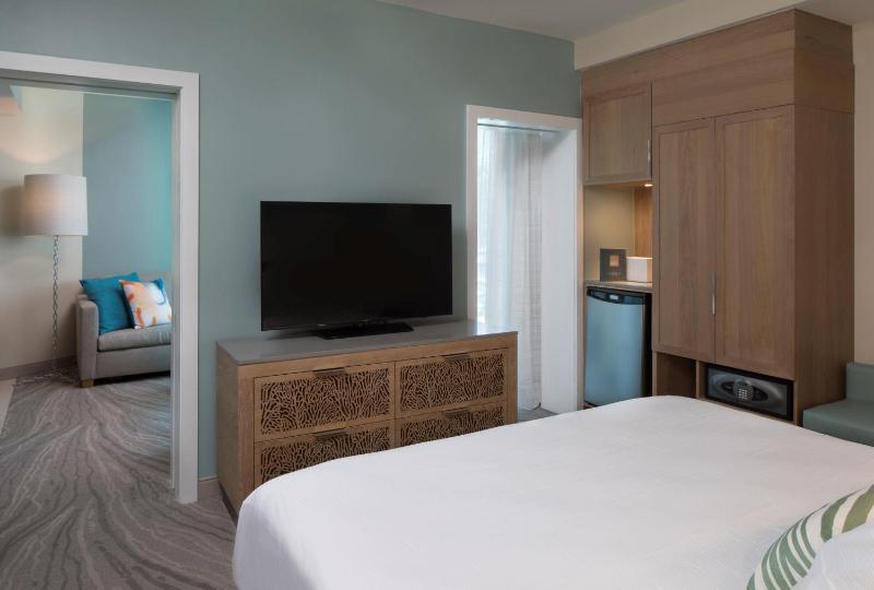 Queen Suite with Pool View image 3