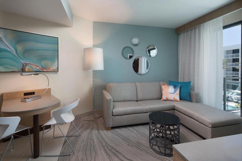 Queen Suite with Pool View image 2