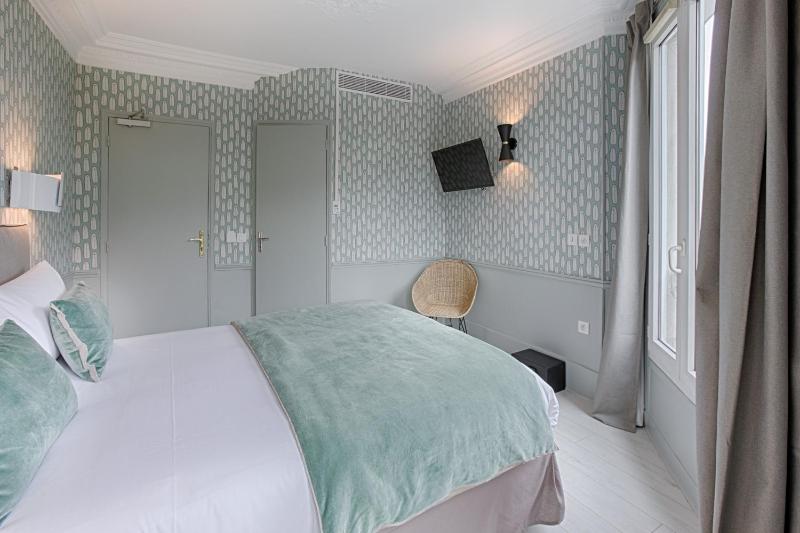 Double Room with Street View image 3