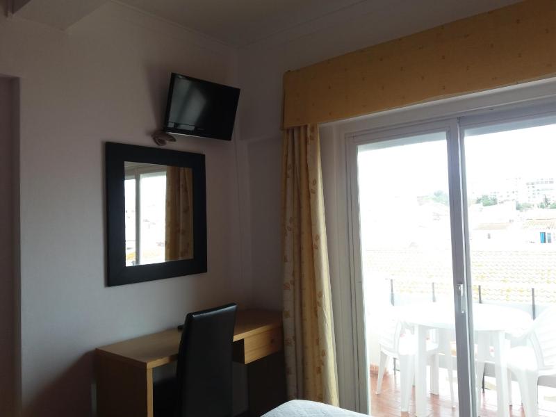 Double or Twin Room image 4