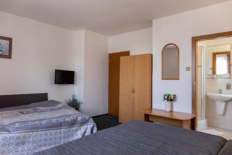 Quadruple Room image 2