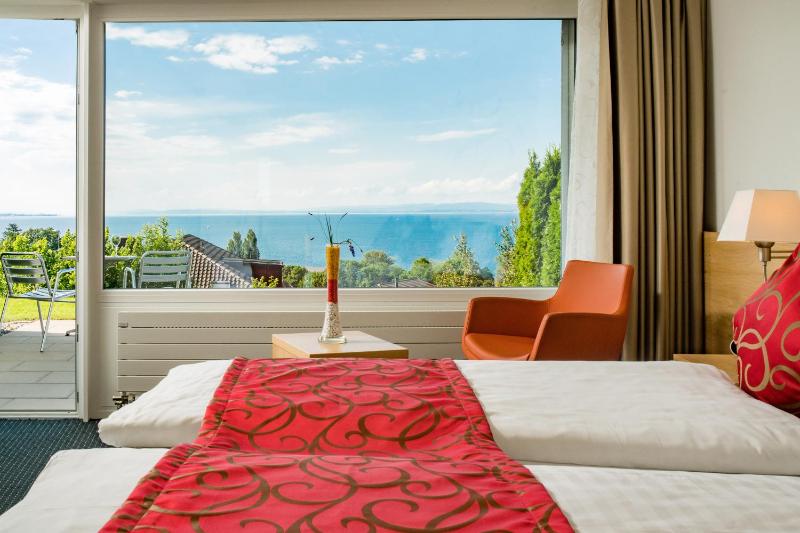 Deluxe Queen Room with Balcony and Lake View image 3