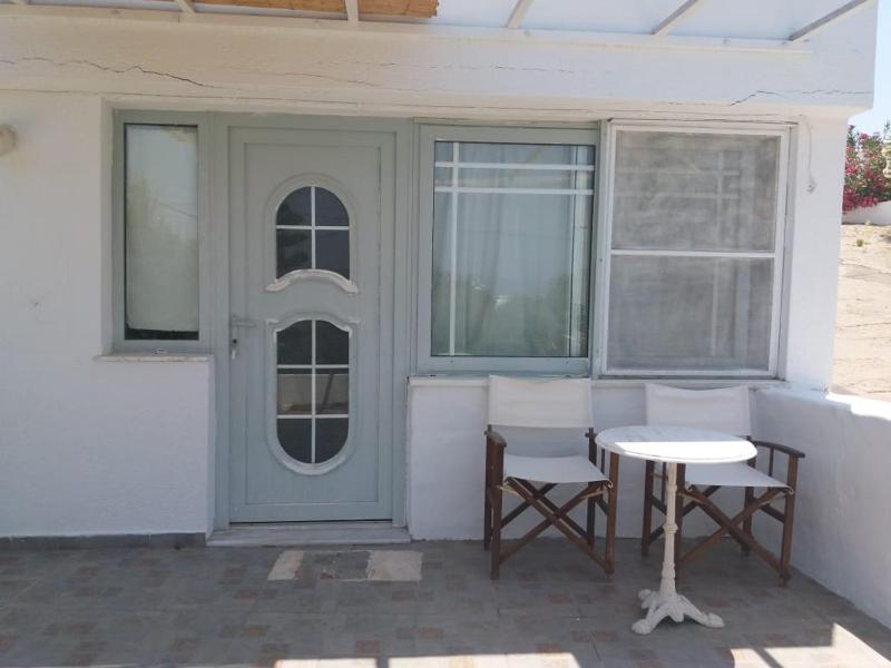 Studio with Shared Terrace - 1 Double and 1 Single Bed image 2