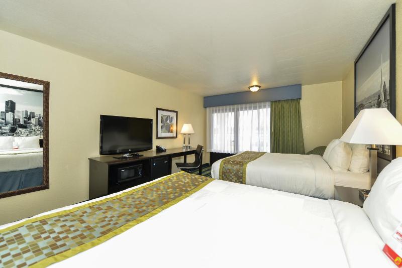 Queen Room with Two Queen Beds and Mobility/Hearing Access - Non-Smoking image 3