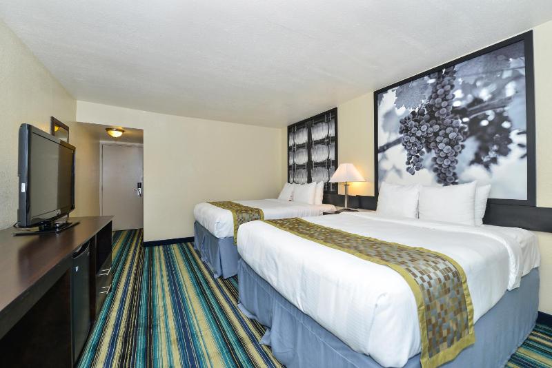 Queen Room with Two Queen Beds - Non-Smoking image 3