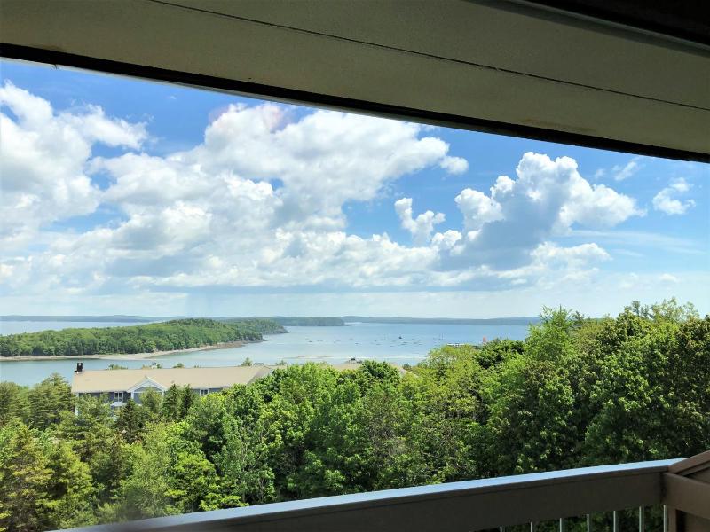 Premier King Room with Ocean View and Balcony, 1 King Bed (3rd/4th Floor NON-PET) image 2