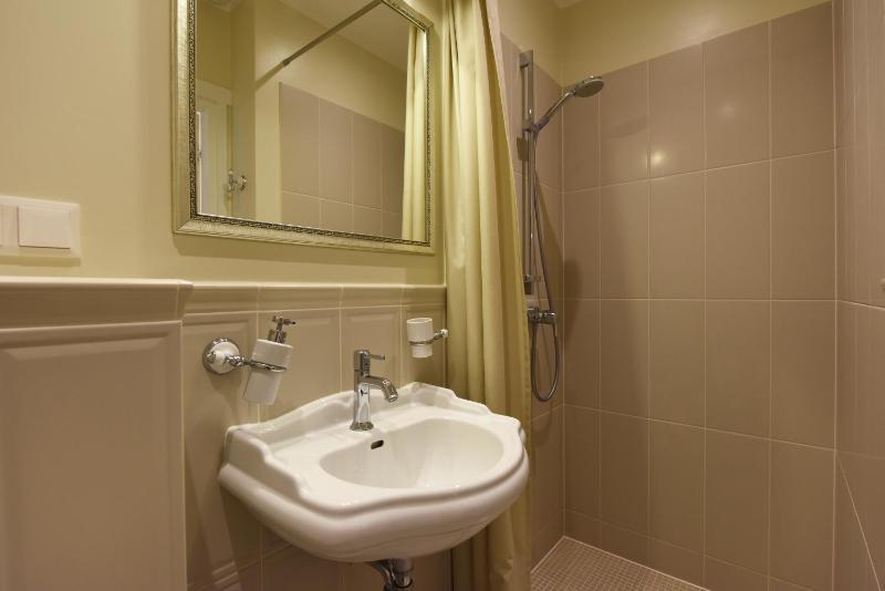 Triple Room with Balcony image 2