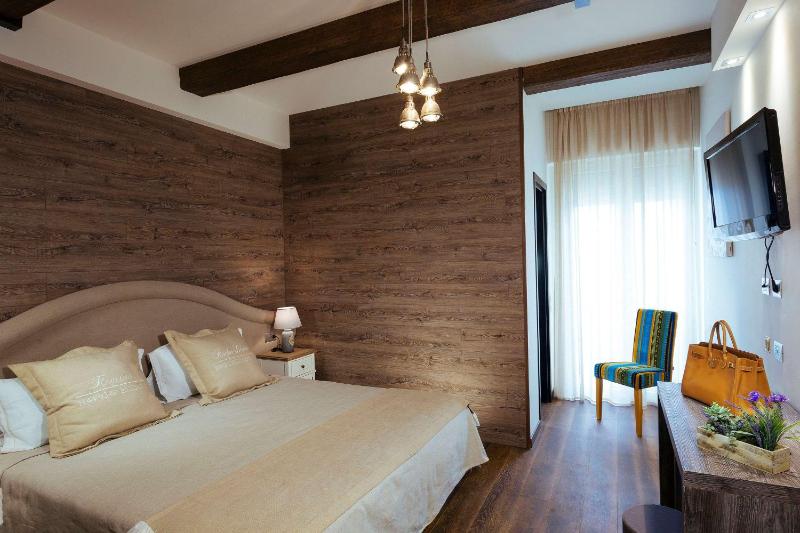 Deluxe Double or Twin Room with Balcony and Sea View image 1