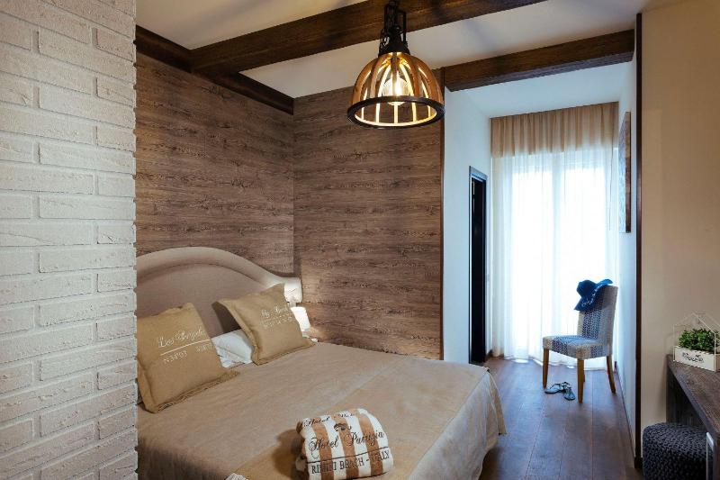 Deluxe Double or Twin Room with Balcony and Sea View image 3