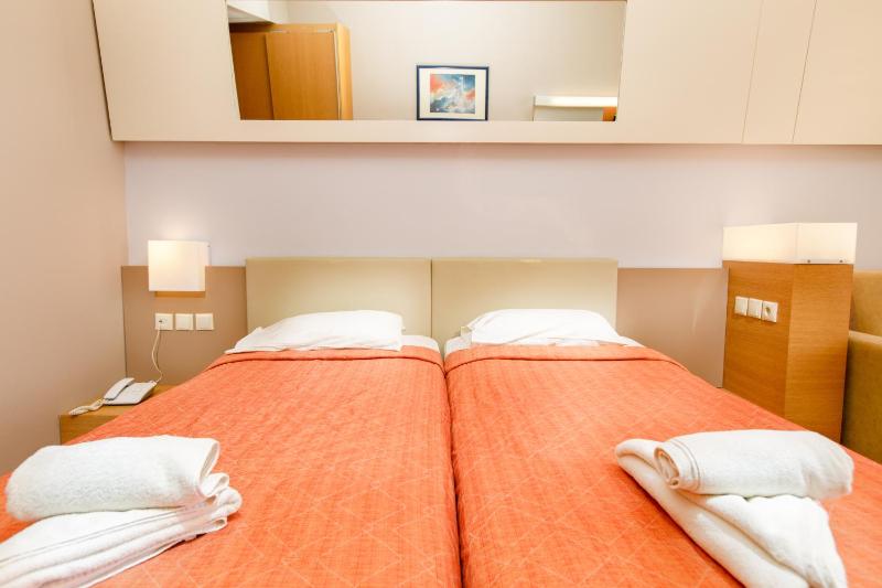 Twin Room with Sea View image 4