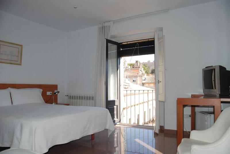 Double or Twin Room with Private Bathroom image 2