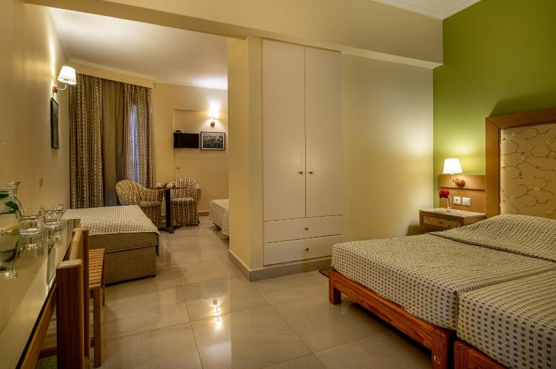 Quadruple Room with Mountain View image 3