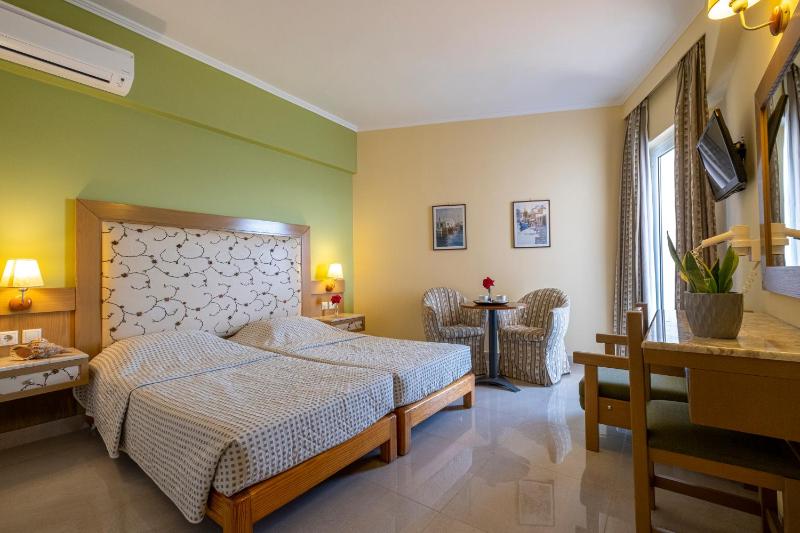 Twin Room with Side Sea View image 3
