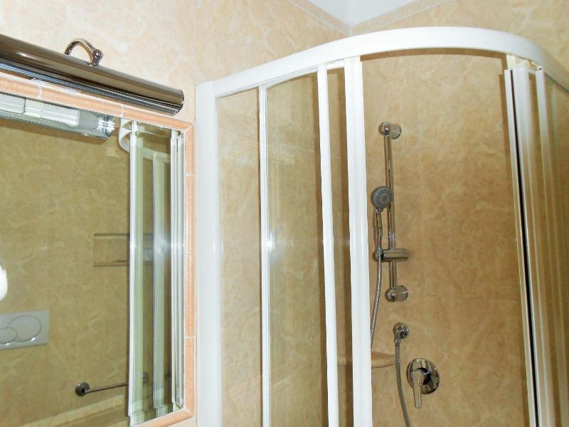 Economy Single Room with French Bed image 3