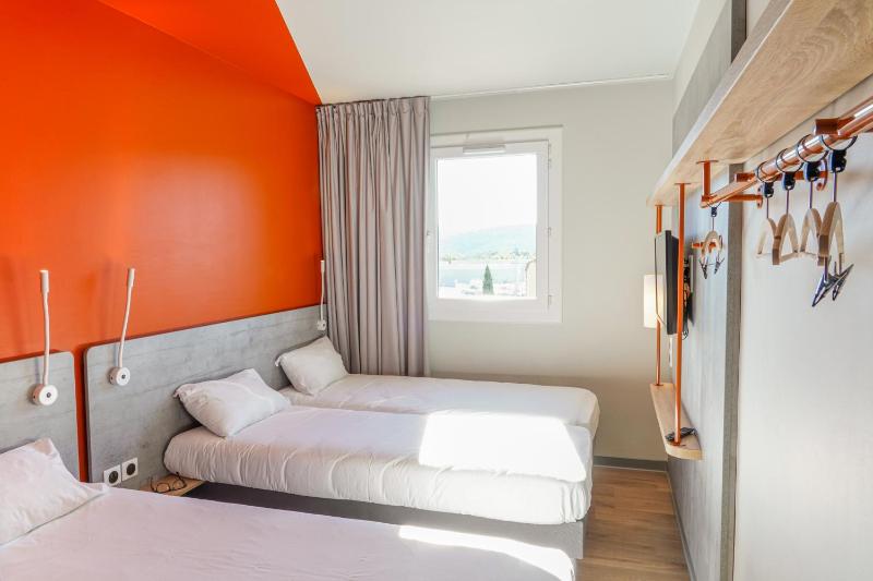 Triple Room with One Double Bed and One Single Bed image 4