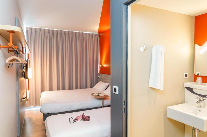 Triple Room with One Double Bed and One Single Bed image 3