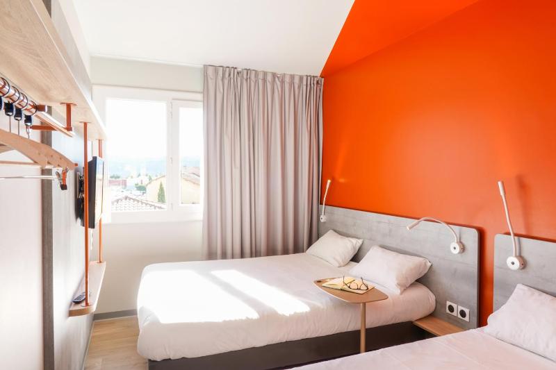 Triple Room with One Double Bed and One Single Bed image 2