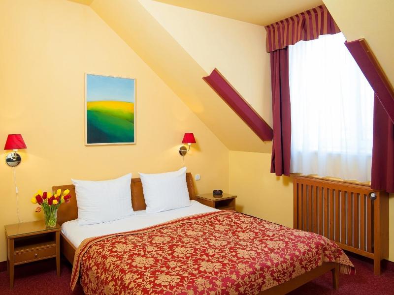 Cloister Inn Hotel - image 14