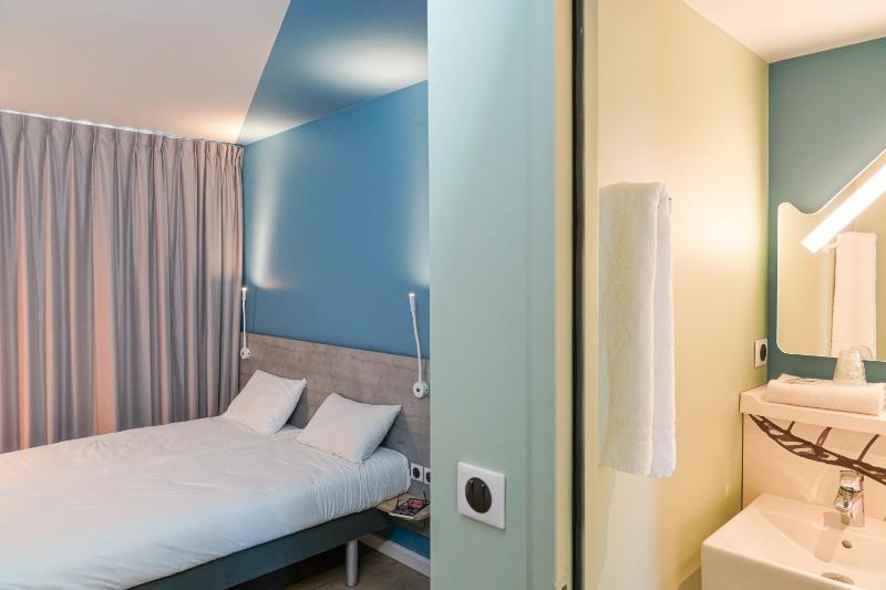 Twin Room image 4