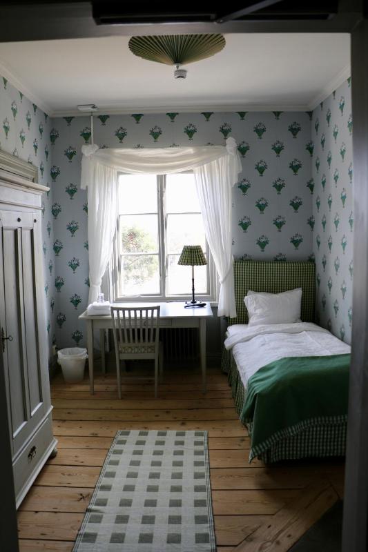 Single Room with Shared Shower and Toilet image 1