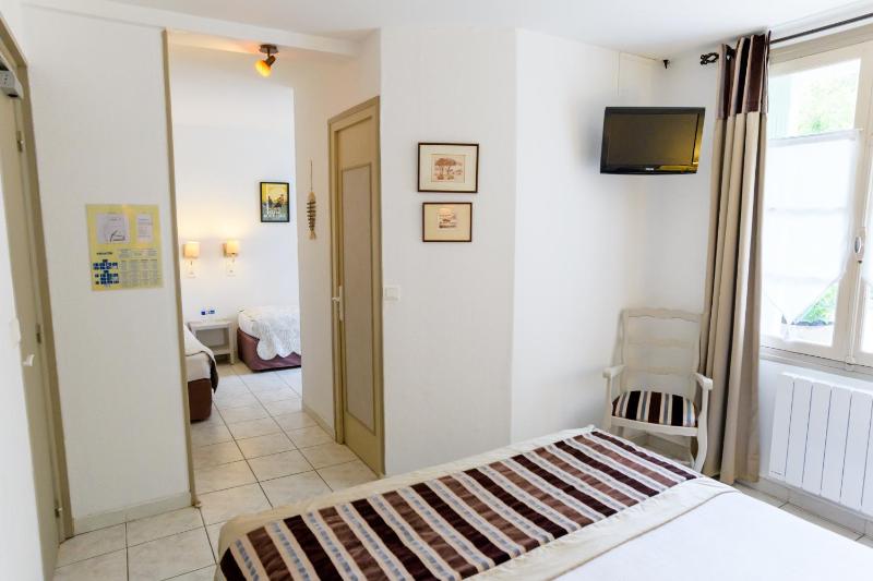 Charm Quadruple Room image 3