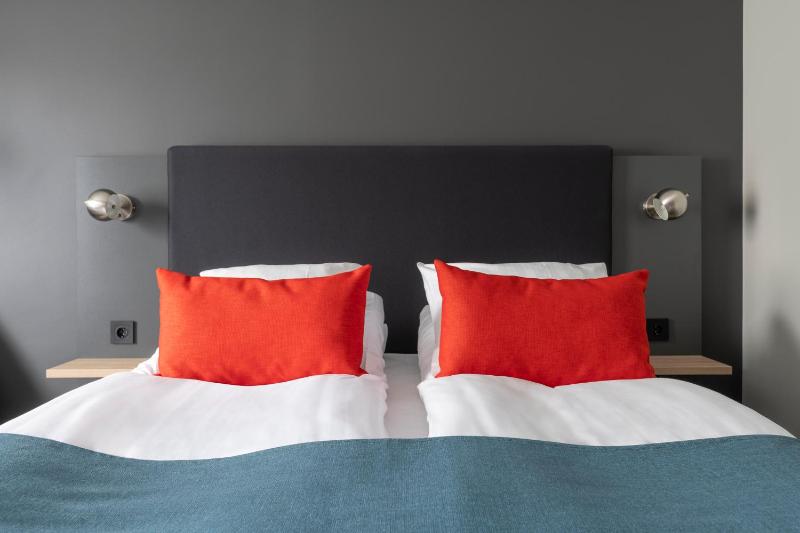 Standard Twin Room image 4