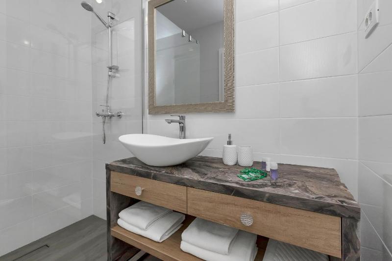 One-Bedroom Apartment with Balcony and Sea View image 4