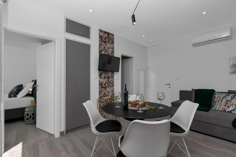 One-Bedroom Apartment with Balcony and Sea View image 3