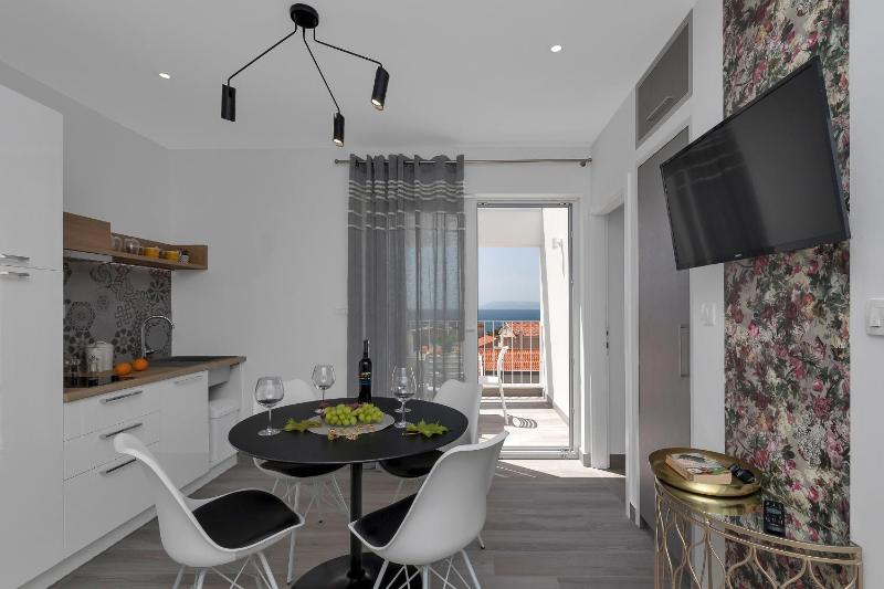 One-Bedroom Apartment with Balcony and Sea View image 2