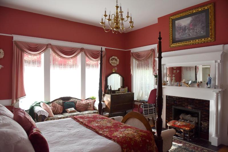Deluxe Queen Room image 3