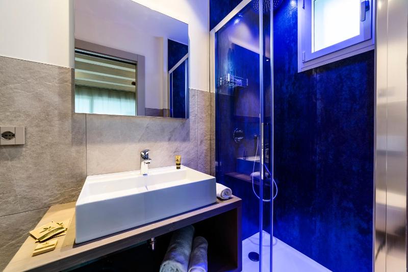 Apartment with Balcony and Lake View image 2