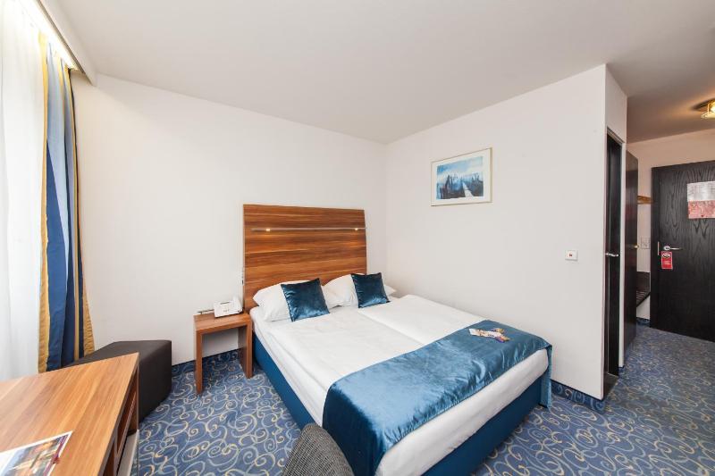 Queen Room image 4