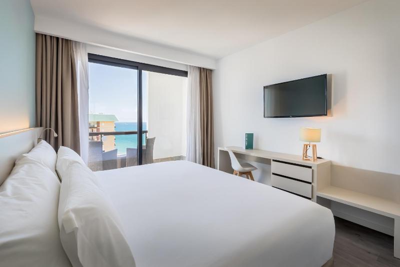 Deluxe Double or Twin Room Terrace with Sea Side View image 2