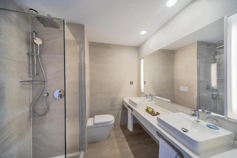 Junior Suite with Sea View (2 Adults + 2 Children) image 2