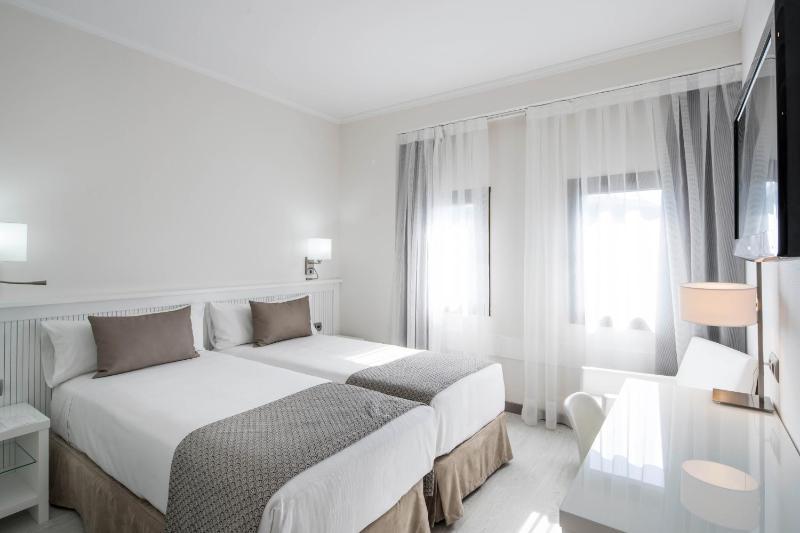 Double or Twin Room image 3