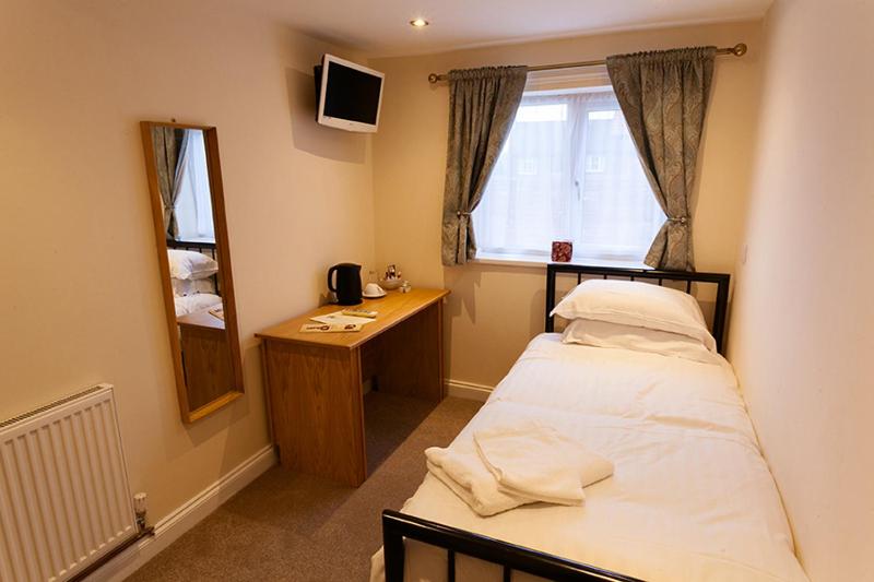 Single Room with Private Bathroom image 2