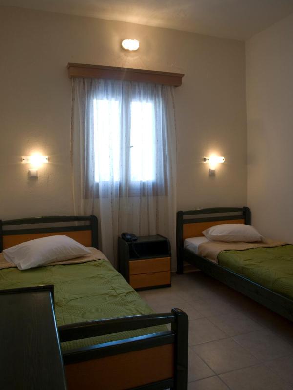 Standard Twin Room with Mountain View image 2