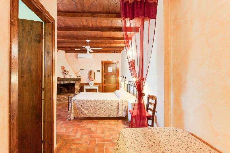 Deluxe Double or Twin Room image 4