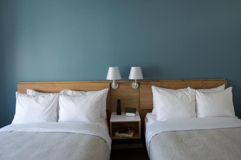 Deluxe Room with Two Double Beds image 4