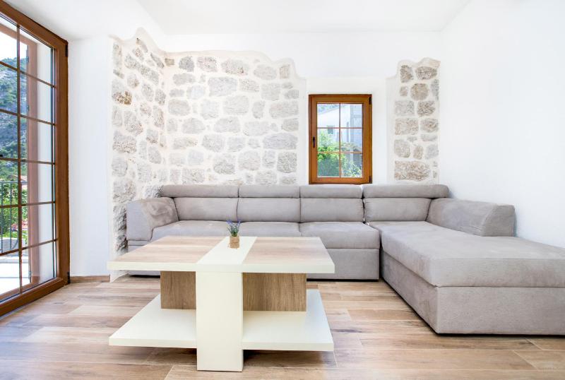 One-Bedroom Apartment image 4