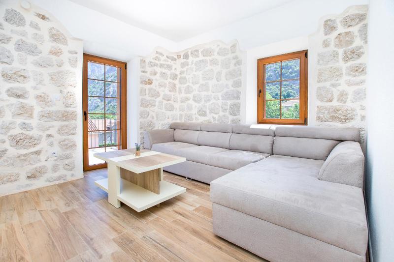One-Bedroom Apartment image 3