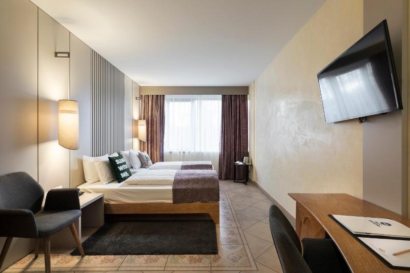 Deluxe Twin Room image 1