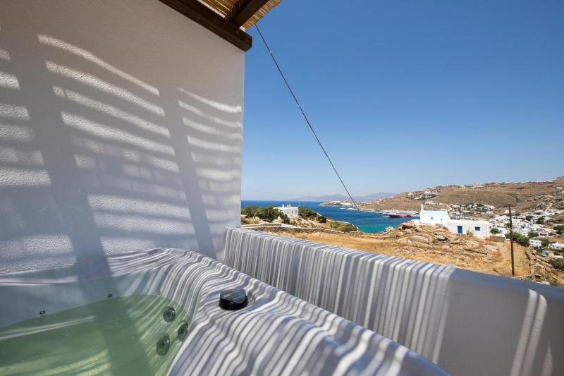 Deluxe Sea View Suite with Jetted Tub image 2